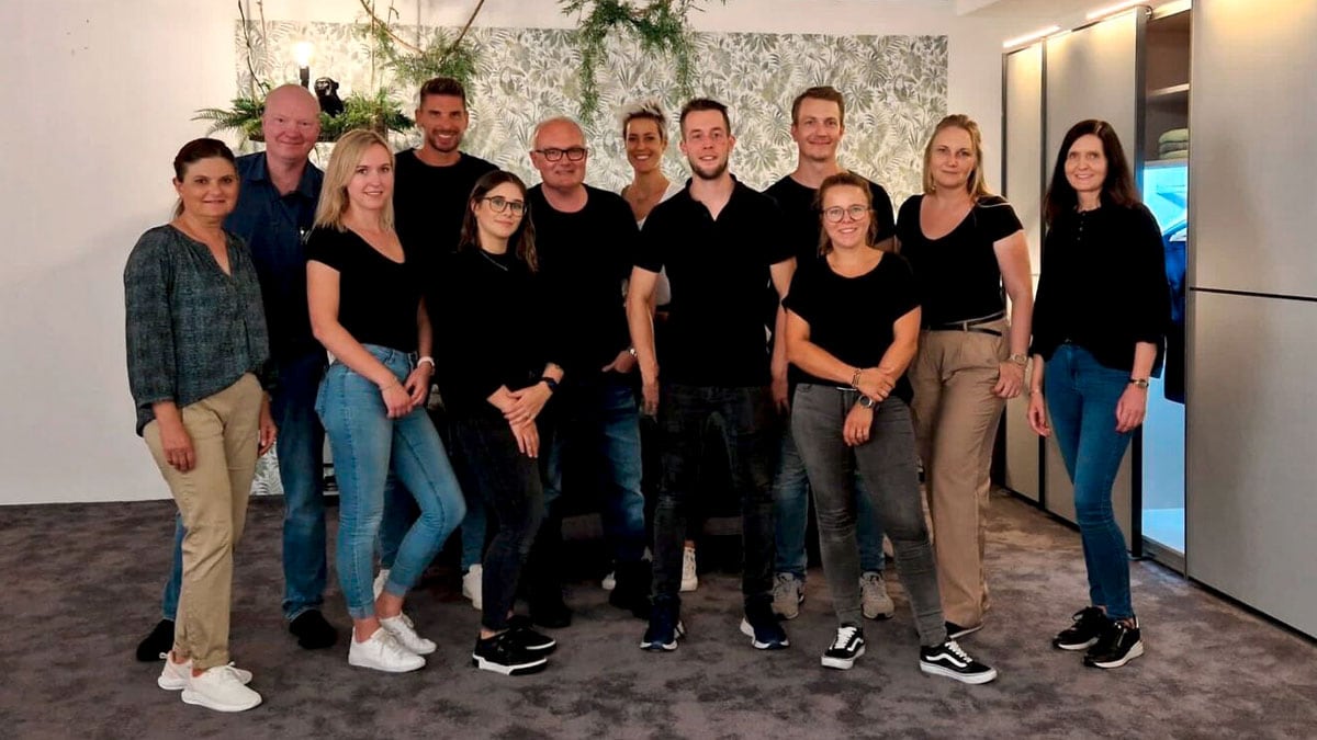 Möbel Heinrich mit Ron-Robert Zieler beim Dreh-Set
