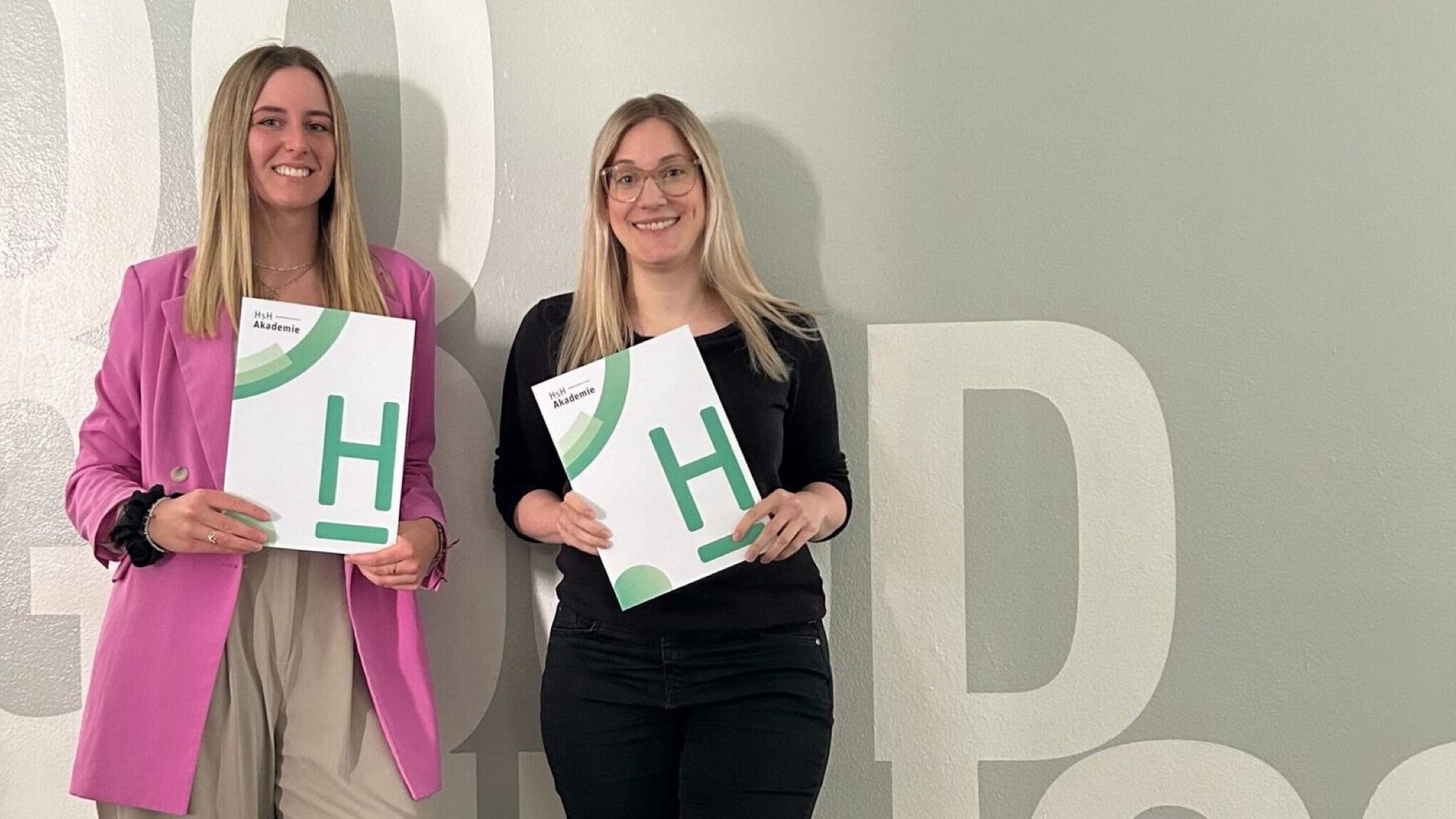 Miriam und Kimberley mit Urkunde zur Innovationsmanagerin