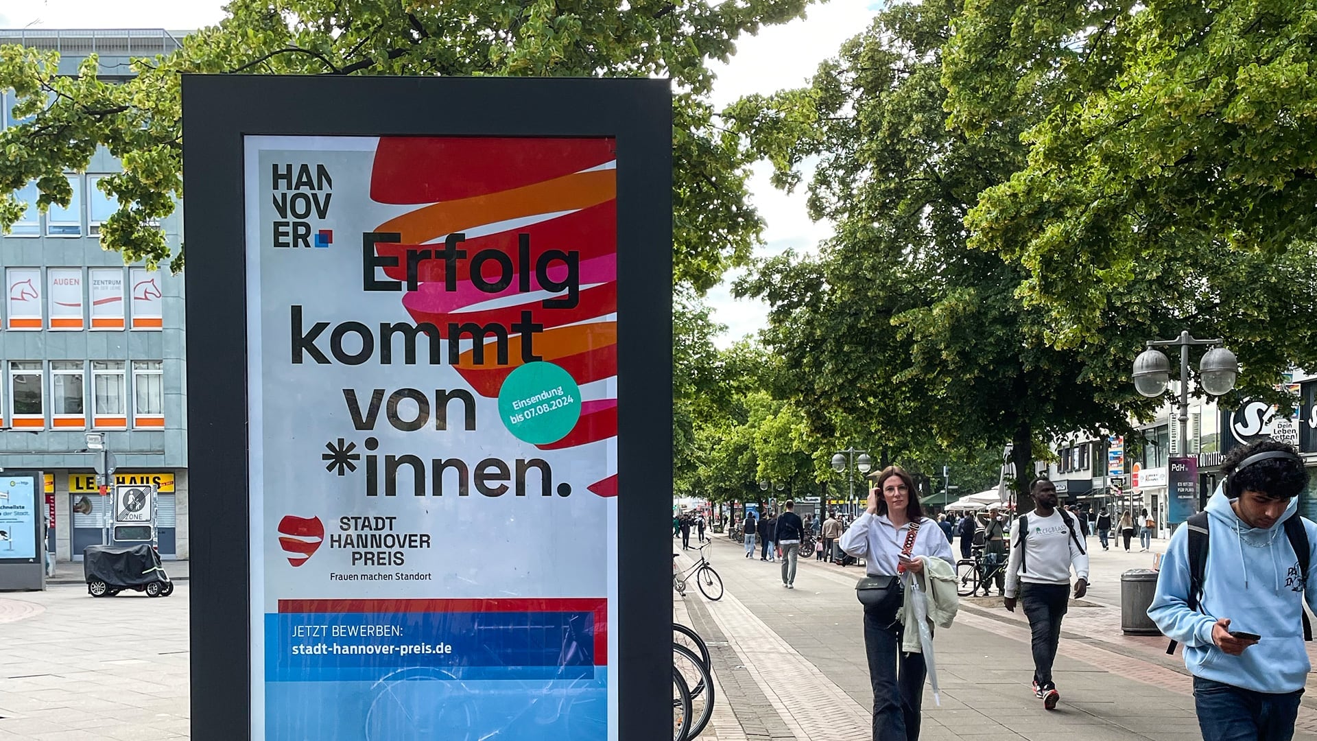 Citylight-Poster der Kampagne in der Hannovers Innenstadt
