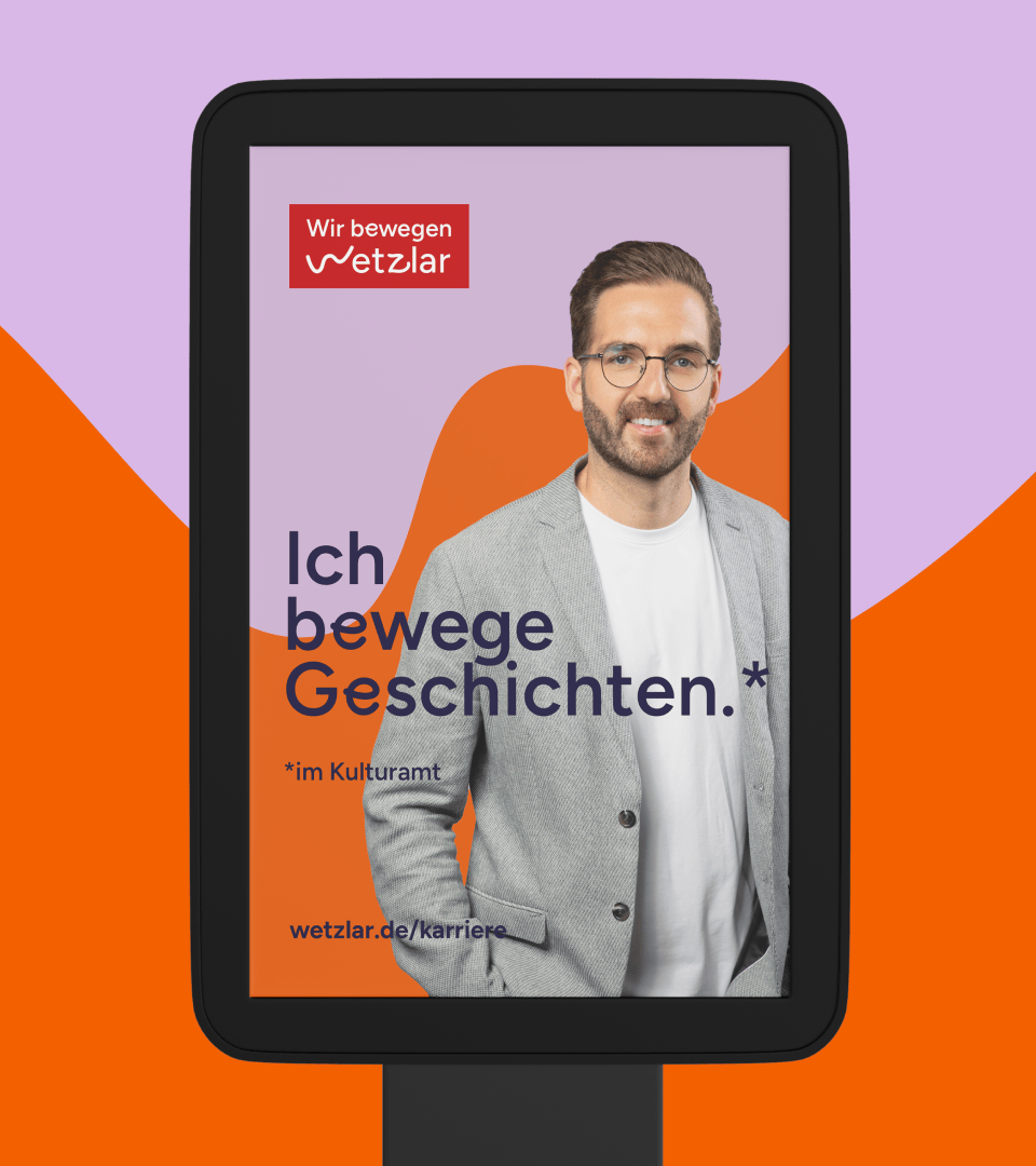 Digitale Citylight-Anzeige mit Kampagnenmotiv ‚Ich bewege Geschichten‘ – Arbeitgebermarke Wetzlar visuell im öffentlichen Raum.