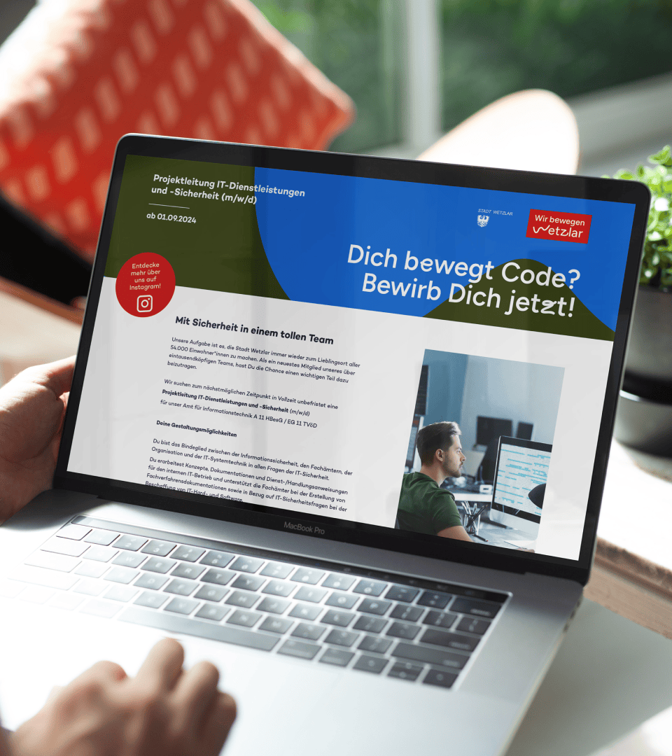 Karriereseite der Stadt Wetzlar auf Laptop mit Jobanzeige für IT-Projektleitung – digitaler Recruiting-Auftritt im neuen Corporate Design.
